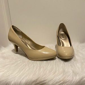 Kelly & Katie nude patent leather heels, size 7